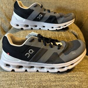 On Cloud Women’s Running Charcoal and White Athletic Shoes Size 10